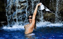 Rihanna lại khoe ngực trần