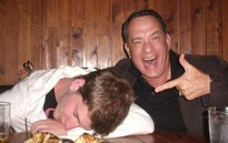 Tom Hanks “nhí nhố” cùng người hâm mộ