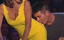 Sốc với trò... hôn mông của Simon Cowell