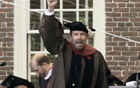 Ben Affleck hạnh phúc nhận bằng tiến sĩ danh dự