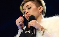 Miley Cyrus trượt dài trong vòng xoáy “sốc, hở”