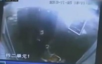 Kinh hoàng xem clip bé 10 tuổi đánh, ném chết bé 2 tuổi