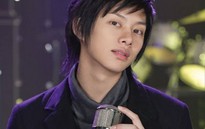 Heechul của nhóm Super Junior bị fan ném vào mặt