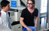 Brad Pitt rời Côn Đảo, một mình đi Hàn Quốc