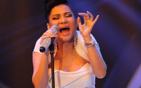 Thu Minh để lộ chép lời hát lên lòng bàn tay