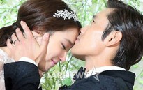 Lee Byung Hun hạnh phúc hôn vợ trong ngày cưới