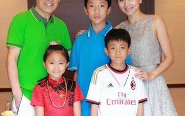 Vợ Trương Nghệ Mưu khoe ảnh cả gia đình