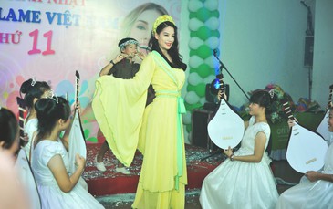 Trương Ngọc Ánh hóa Hằng Nga trong đêm trung thu sớm