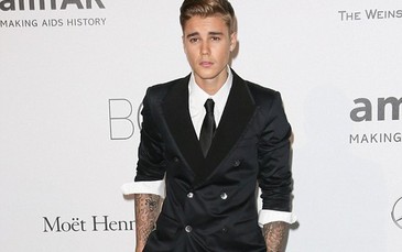 Justin Bieber bị cáo buộc cố "cướp" điện thoại