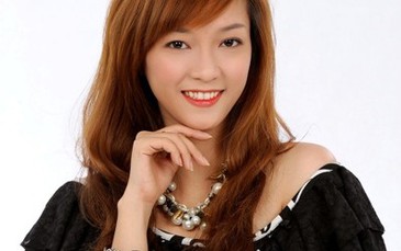 Phong trào "dội nước đá" trong showbiz Việt: A dua, kệch cỡm!