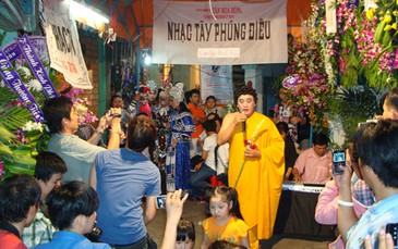 Hẩm hiu nghệ sĩ hát đám