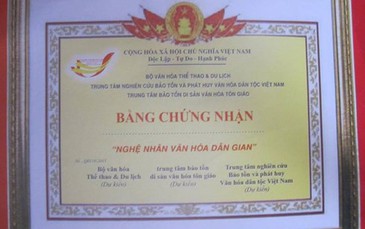 Vinh danh hay trục lợi?