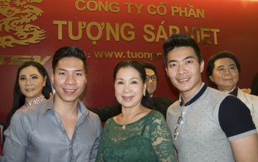 Xông đất xưởng đúc tượng sáp nghệ sĩ Việt!
