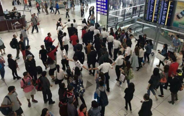 "Sao" bị chỉ trích vì dùng trò vệ sĩ, cảnh sát bao bọc