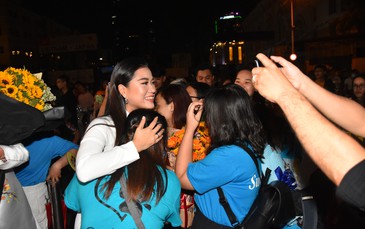 Vợ chồng Lâm Vỹ Dạ lao vào vòng tay "fan" mừng Mai Vàng