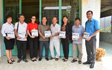 “Mai Vàng nhân ái” thăm nghệ sĩ nhiếp ảnh Hoàng Dũng và nhạc sĩ Đặng Hoàng