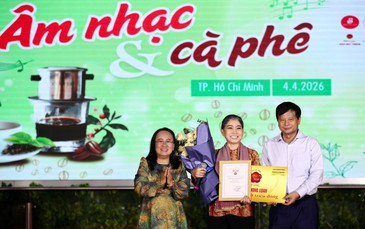 Trao tặng “Mai vàng tri ân” cho NSND Phượng Loan và nhạc sĩ Nguyễn Cường