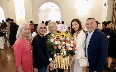 Nhạc sĩ Đức Trí đến "Mai Vàng" và cái ôm chúc mừng thầy - nhạc sĩ Cao Văn Lý